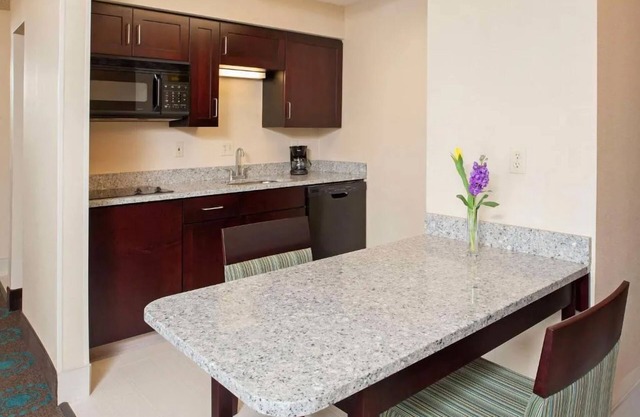 Relax in 3 Rooms with Full Kitchen & Pool Access – Ideal for Business Travelers
