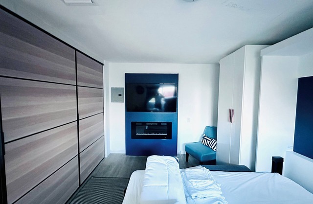 Relax in charming studio centrally located with Private patio with Hot tub