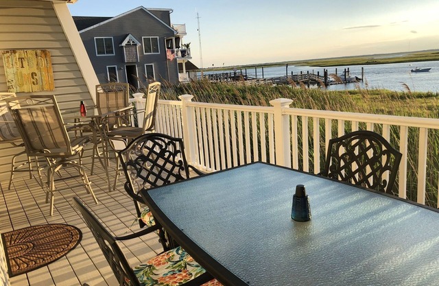 Relax in the Heart of Townsend Inlet, Amazing Views! 4BR 3.5Bath, dog friendly!