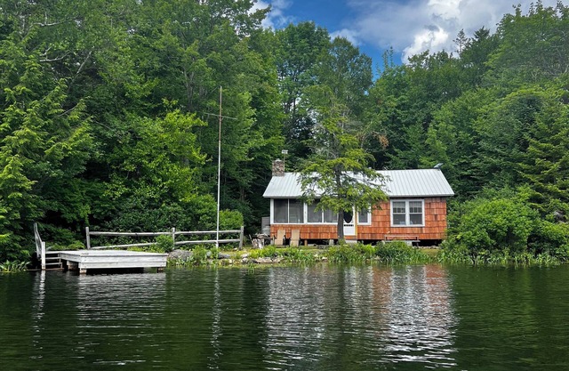 Relax Lakefront charming 3 bedroom cabin Perfect couples retreat/recharge