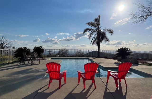 Relax pool side enjoy amazing views 3-bedroom villa, 30 min below National park!
