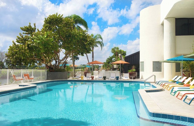 Relax & Unwind! 2 Friendly Units, Pool,Near Port of Miami Cruise Ship Terminals!