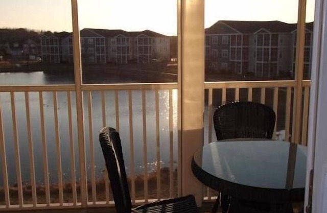 Relax & Unwind - Charming 2 Bedroom/2 Bath Condo with Screened in Porch