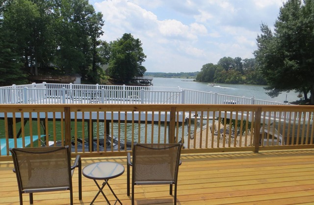 Relaxation and family fun!nLakefront On A Quiet Cove At Claytor Lake