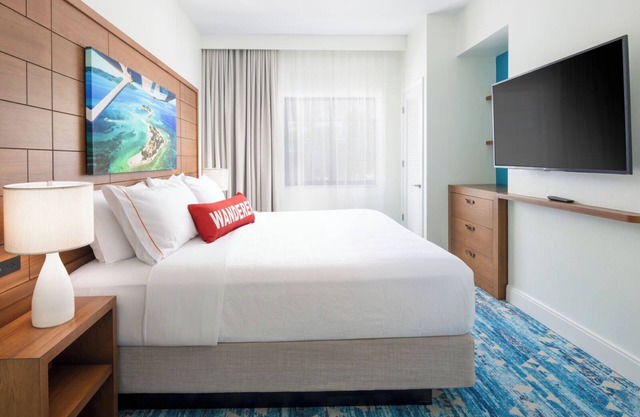 Relaxed Suite w/King Bed + Cozy Sitting Area – Ideal Stay!