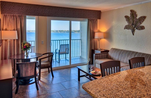 Relaxing 1BR w/Pool Views & Full Kitchen