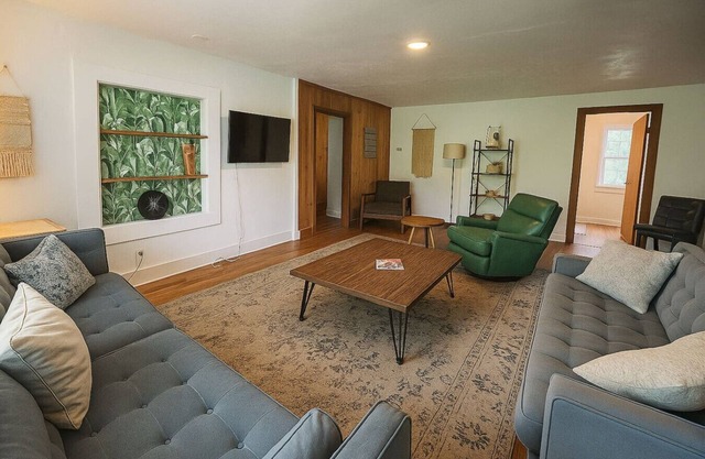 Relaxing 3 Bedroom Home near Downtown