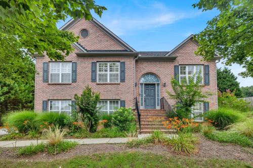 Relaxing 3BR Duplex Home w/Pool & Patio