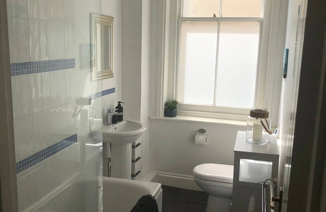 Relaxing coastal escape for 2! 1 min from beach, pier, & restaurants :-).