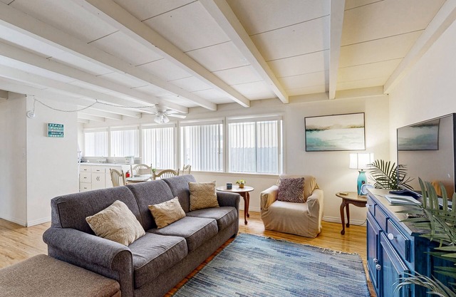 Relaxing duplex w/private fenced patio - 200 feet to Pierpont Beach