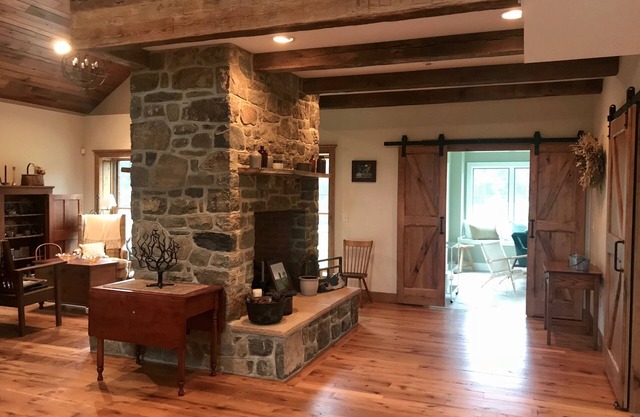 Relaxing Getaway; Secluded 42 rustic acres yet close to attractions.