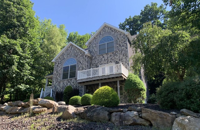 Relaxing home on wooded hillside lot in Eagle Rock Resort - E. R. Owners Only