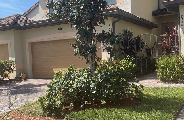 Relaxing lake view condo close to area beaches and attractions