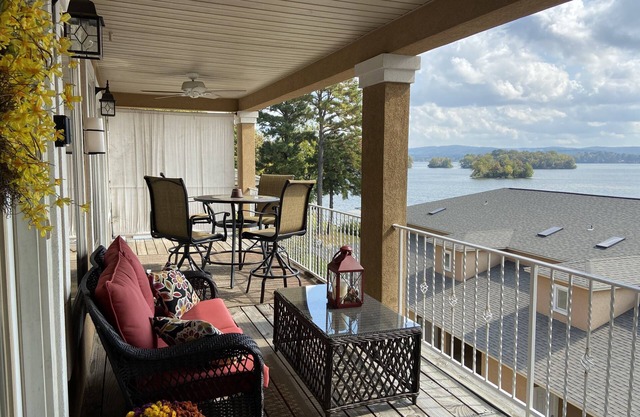 Relaxing Lake View Condo