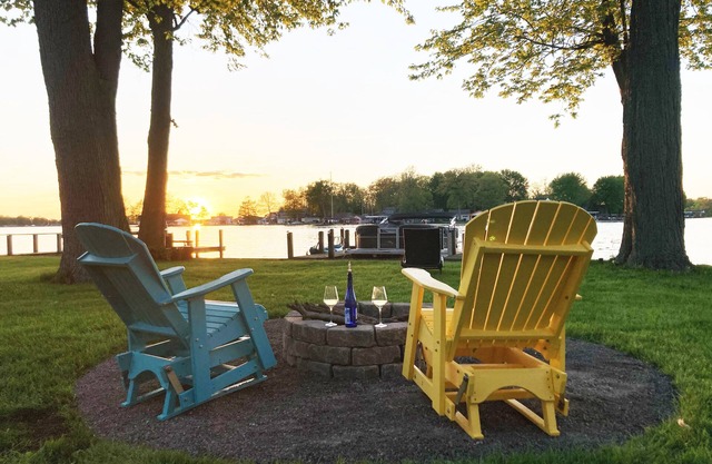 Relaxing Lakehouse Getaway - With or without the kids!