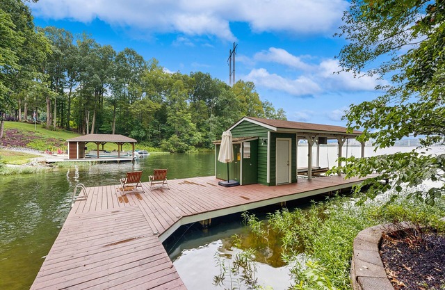 Relaxing lakeside cabin with private dock, firepit, boat ramp and water access