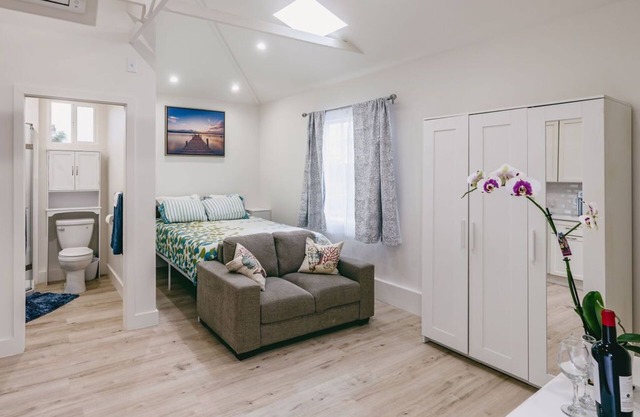 Relaxing Oasis - Beach House Studio 5 min to the beach