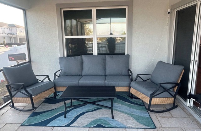 Relaxing Oasis with pool close to attractions.