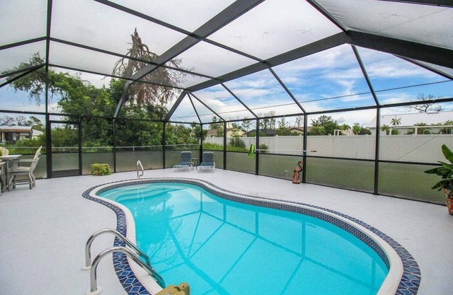 Relaxing pool home in Englewood - Awake Zone