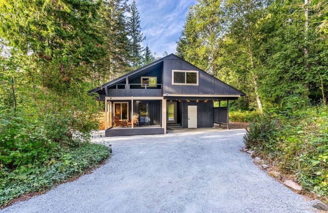 Relaxing, Private Cabin w/Hot Tub & Generator near Mt Rainier!
