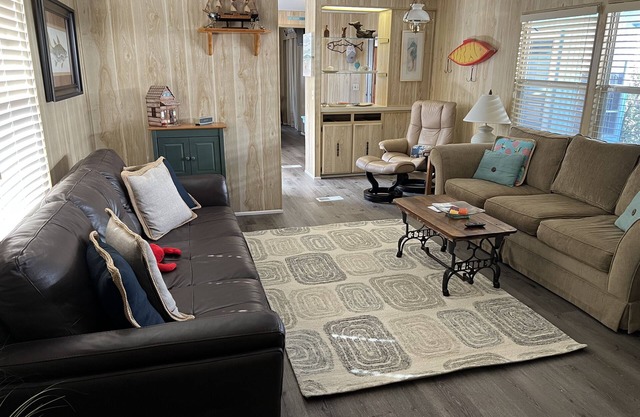 Relaxing retreat on the water-10 minutes to Gulf and Springs!