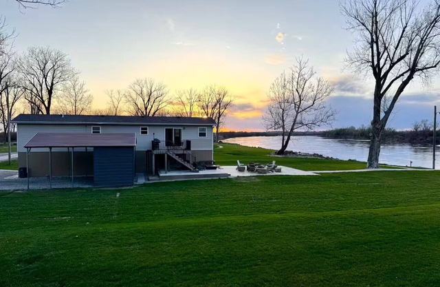 Relaxing Riverfront 2 Bedroom 1 Bathroom Home