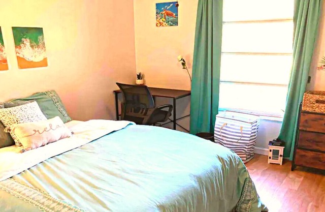 Relaxing Room near Beach, Shopping, Dining & Fun! +Kitchen & Laundry