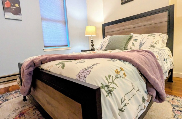 Relaxing Rustic Oasis - 6 min walk to Downtown! Cyclist Welcomed & Pet friendly!