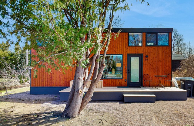 Relaxing spa-like tiny house w/hot tub, sauna, beach access, dog-friendly
