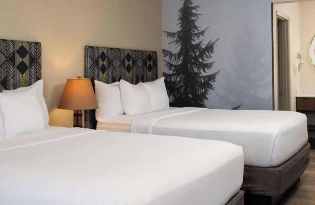 Relaxing Stay! 4 Relaxing Units, Pool, Pets Allowed, Near Ted's Tree Park!