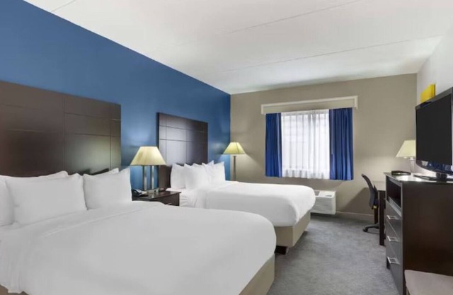 Relaxing Suburban Stay | Near Entertainment Venues and Shopping Center