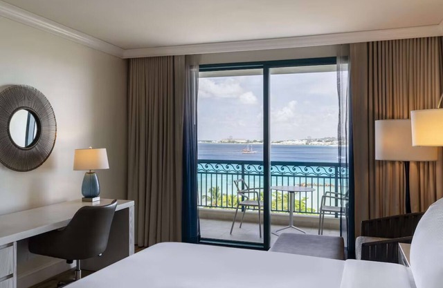 Relaxing Suite w/Stunning Bay Views & Infinity Pool Access - Beach steps away