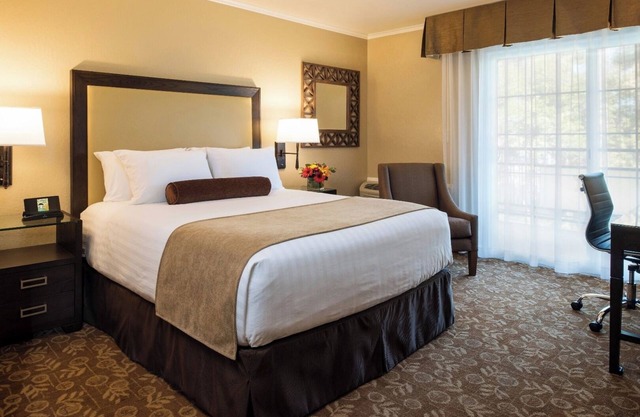 Relaxing Unit with Heated Pool, Free Breakfast & Parking Near Stanford