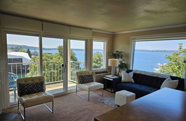 Relaxing View and Walking Distance to downtown Kirkland! Easy freeway access.