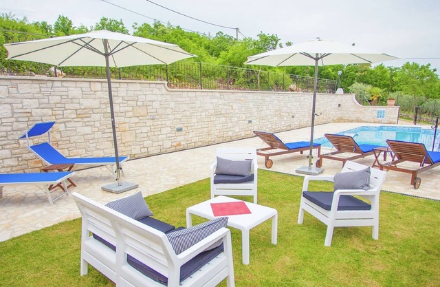 Relaxing villa with pool and garden for six persons in central Istria