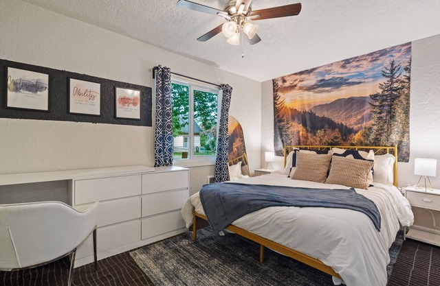 Relocation housing near Portland Airport llarge fenced yard, driveway parking.