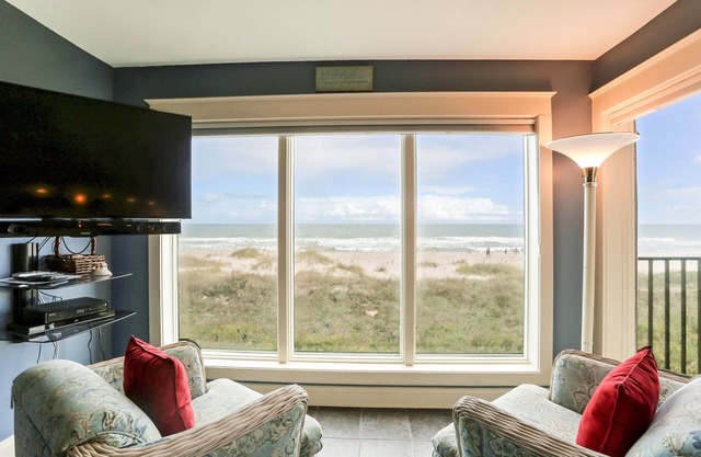 Remodeled 2 Bed/2 Bath, 2nd floor Oceanfront condo sleeps 6. Oceanfront deck and pool.