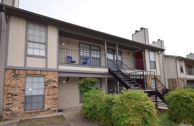 Remodeled Condo, 2 Bed 1 Bath in a 4-Plex with Assigned Parking and W/D