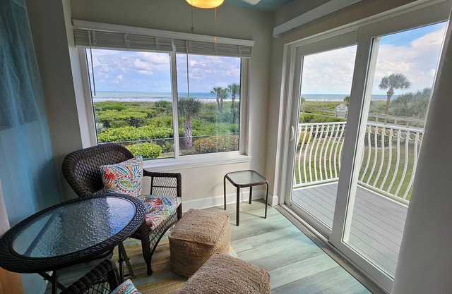 Remodeled Direct Oceanview Condo - Pool, Hot Tub, Beach Access, Sleeps 4