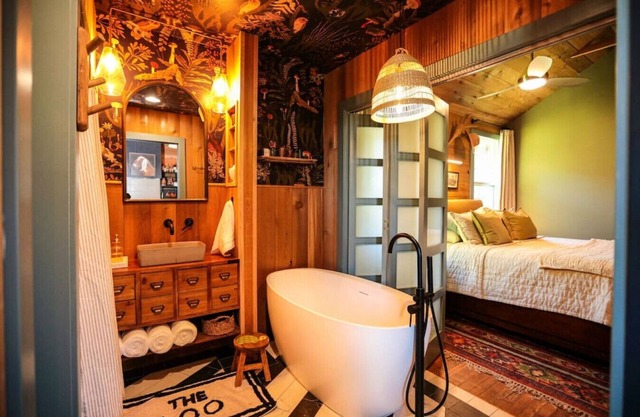 Remodeled, downtown 2-bedroom home w/wifi