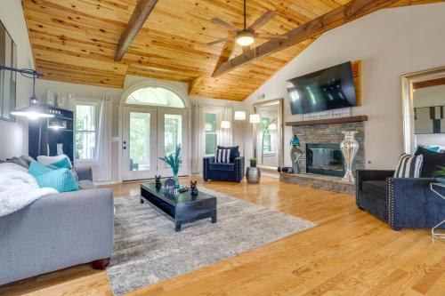 Remodeled Family Home about 2 Mi to Lake Lanier!