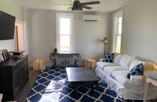 Remodeled farmhouse 3 miles from Culver Academies