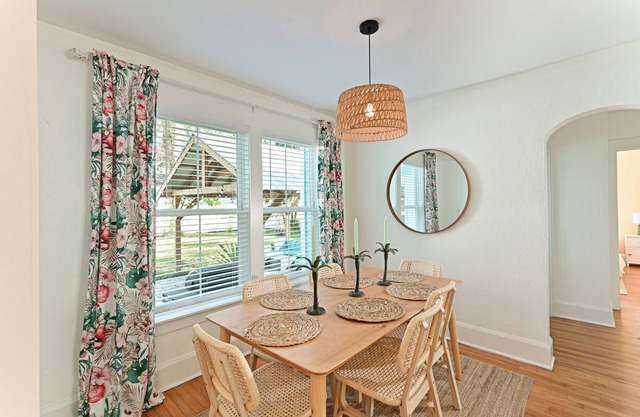 Remodeled home in Historic neighborhood. 20 min.~ AMI/5 min ~downtown Bradenton