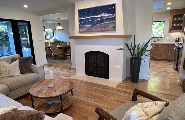 Remodeled Mesa Beauty w/hot tub, one block from beach park/Monthly discounts!
