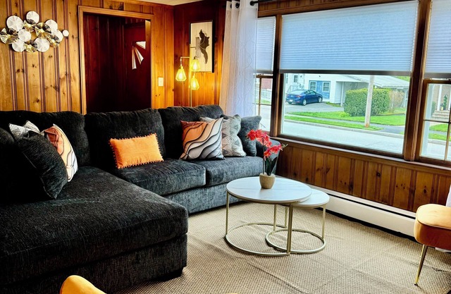 Remodeled Single Family, Enjoy a experience at this centrally located place.n