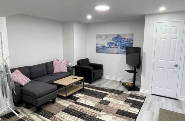 Renovated 2 Bedroom Lower Unit In Richmond Hill's Finest Location.