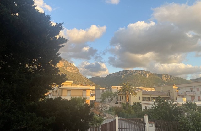 Renovated apartment, mountain view, 5 min from the beach!