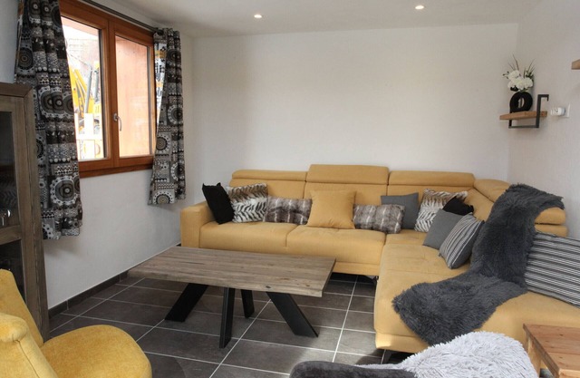 Renovated chalet, 3 beds, parking, near shops