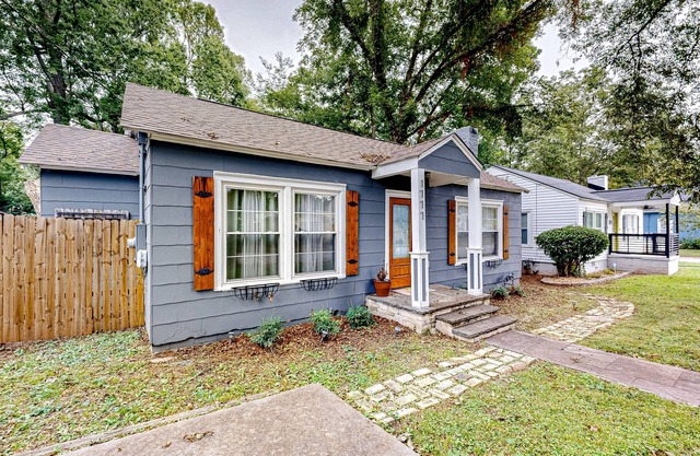 Renovated downtown house w/enclosed backyard, deck, fireplace, central AC & W/D