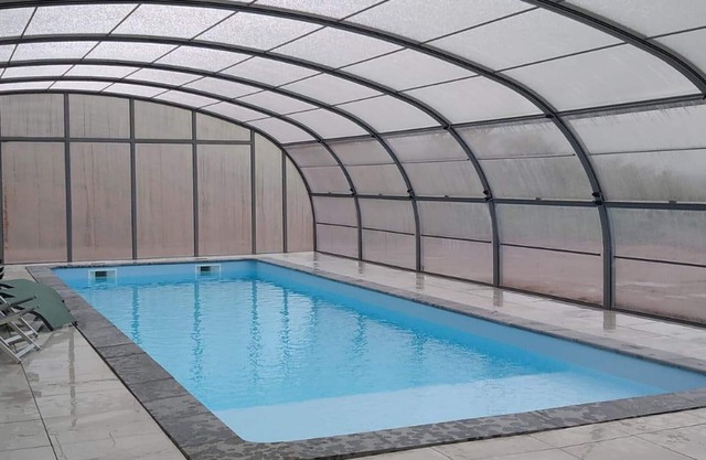 Renovated farmhouse, large living room, heated pool, single-story, 14 people